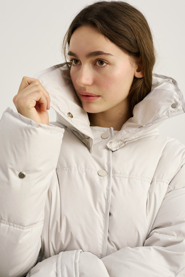 Lys, quilted jakke fra MEOTINE med høj krave, der giver et moderne og stilfuldt look. Perfekt til kolde dage.