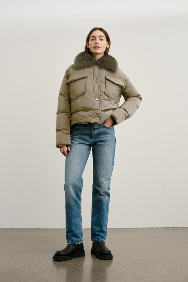 MEOTINE jakke med pelskrave, perfekt til kolde dage og stilfulde outfits. Komfort og elegance.