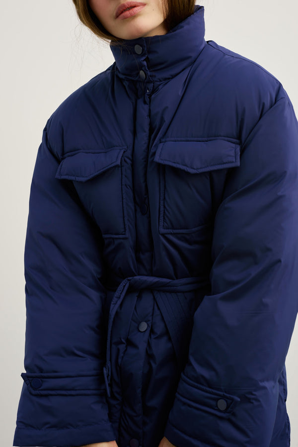 Damejakke i navy med knapper og bælte, fra MEOTINE, perfekt til kolde dage med stil og komfort.