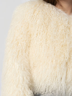 Lys, fluffy jakke i en blød, krøllet tekstur fra MEOTINE, perfekt til at tilføje varme og stil til din garderobe.
