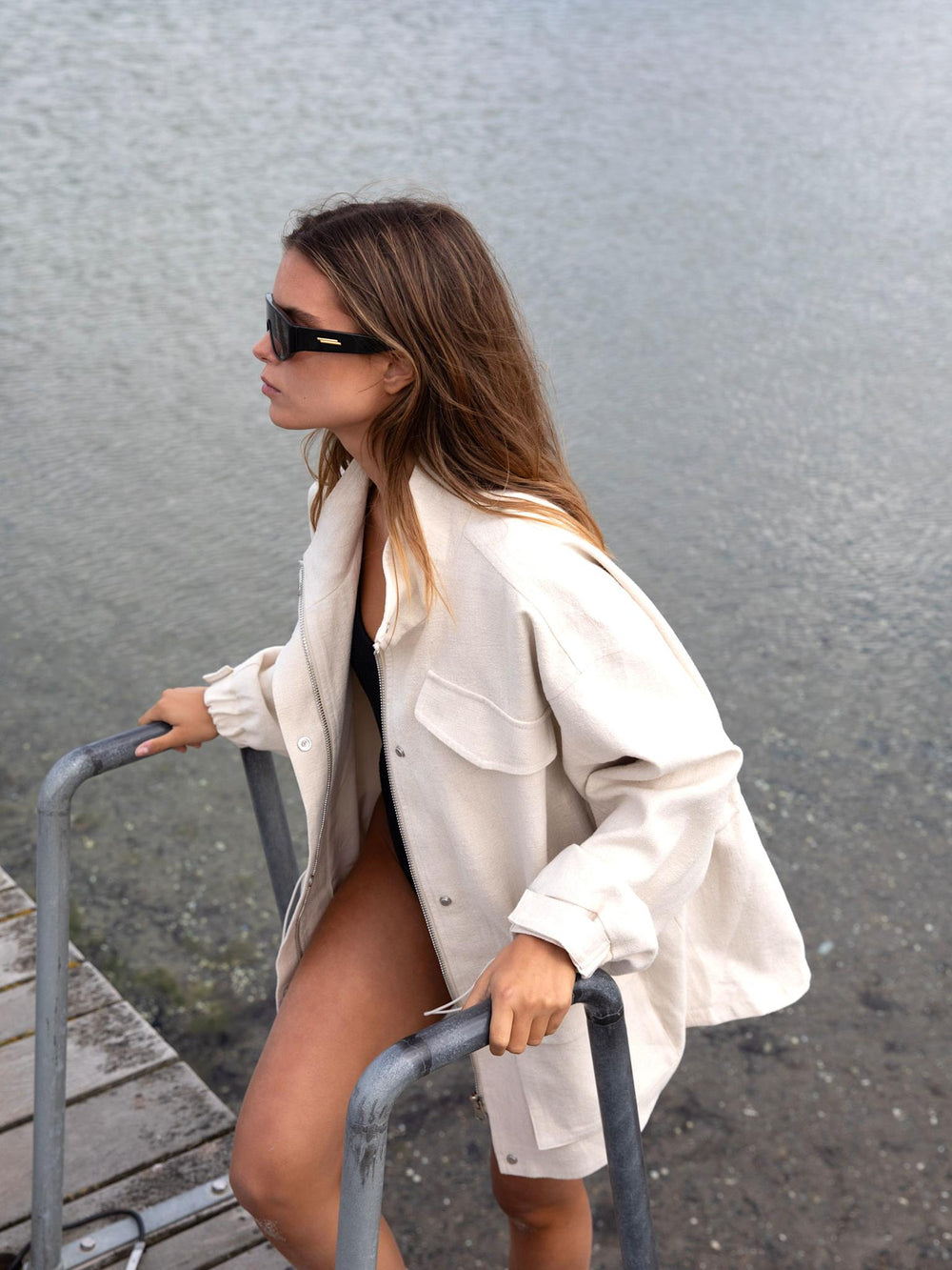 MEOTINE jakke i lys farve, perfekt til sommerens stranddage og afslappede stunder.