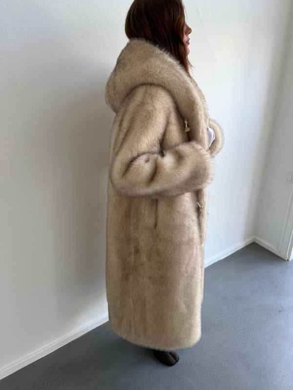 Lys beige frakke med hætte og blødt pelslook, perfekt til kolde dage. MEOTINE tilføjer elegance og komfort til din garderobe.