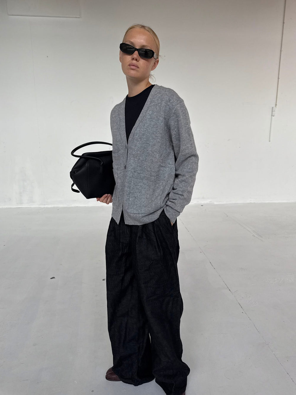 Grå cardigan fra MEOTINE, perfekt til en stilfuld og afslappet look. Ideel til hverdagsbrug.