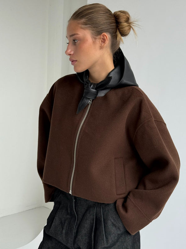 Brun cropped jakke med lynlås og sort læderkrave, perfekt til en moderne og stilfuld garderobe fra MEOTINE.