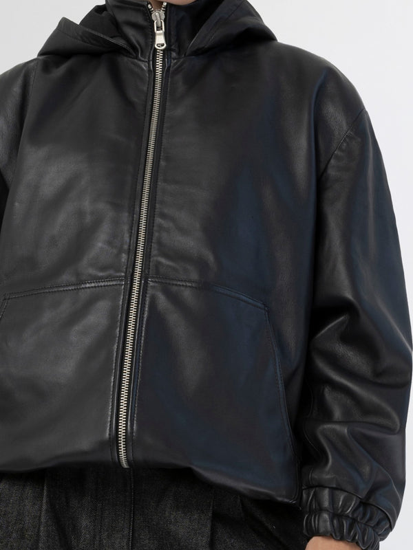 Sort læderjakke med hætte og lynlås, perfekt til en moderne stil. MEOTINE tilføjer et trendy touch til din garderobe.