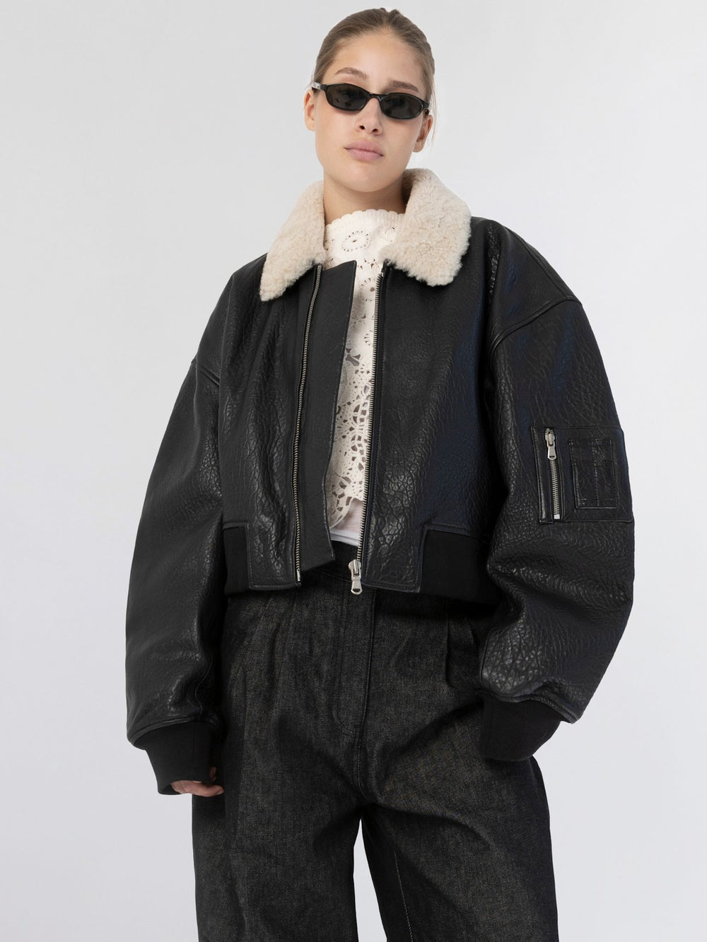 MEOTINE læderjakke med pelskrave, perfekt til en stilfuld og moderne garderobe.