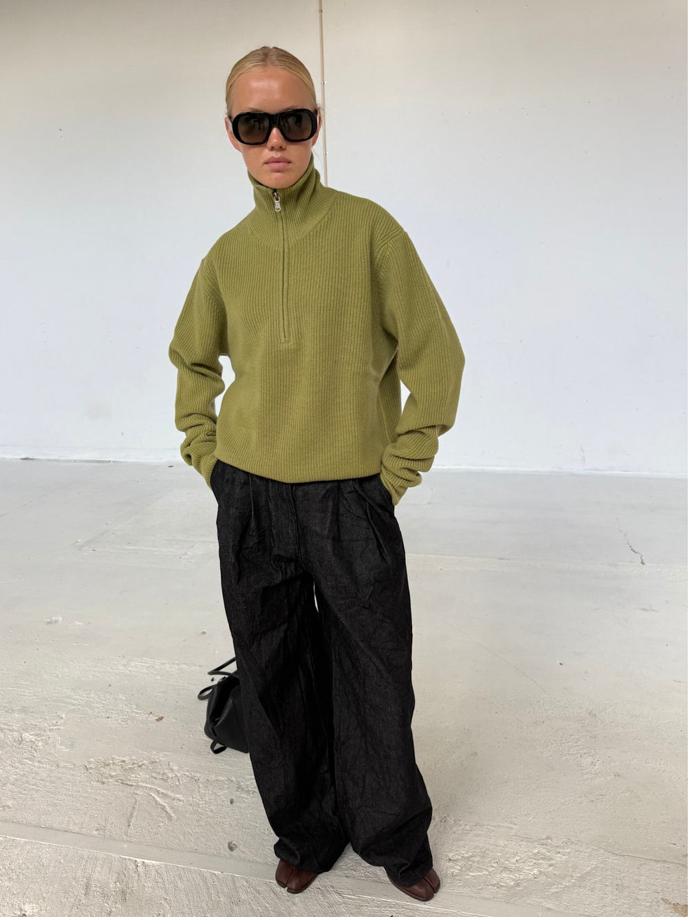 MEOTINE striktrøje i olivengrøn med høj hals og lynlås, perfekt til en moderne og stilfuld look.