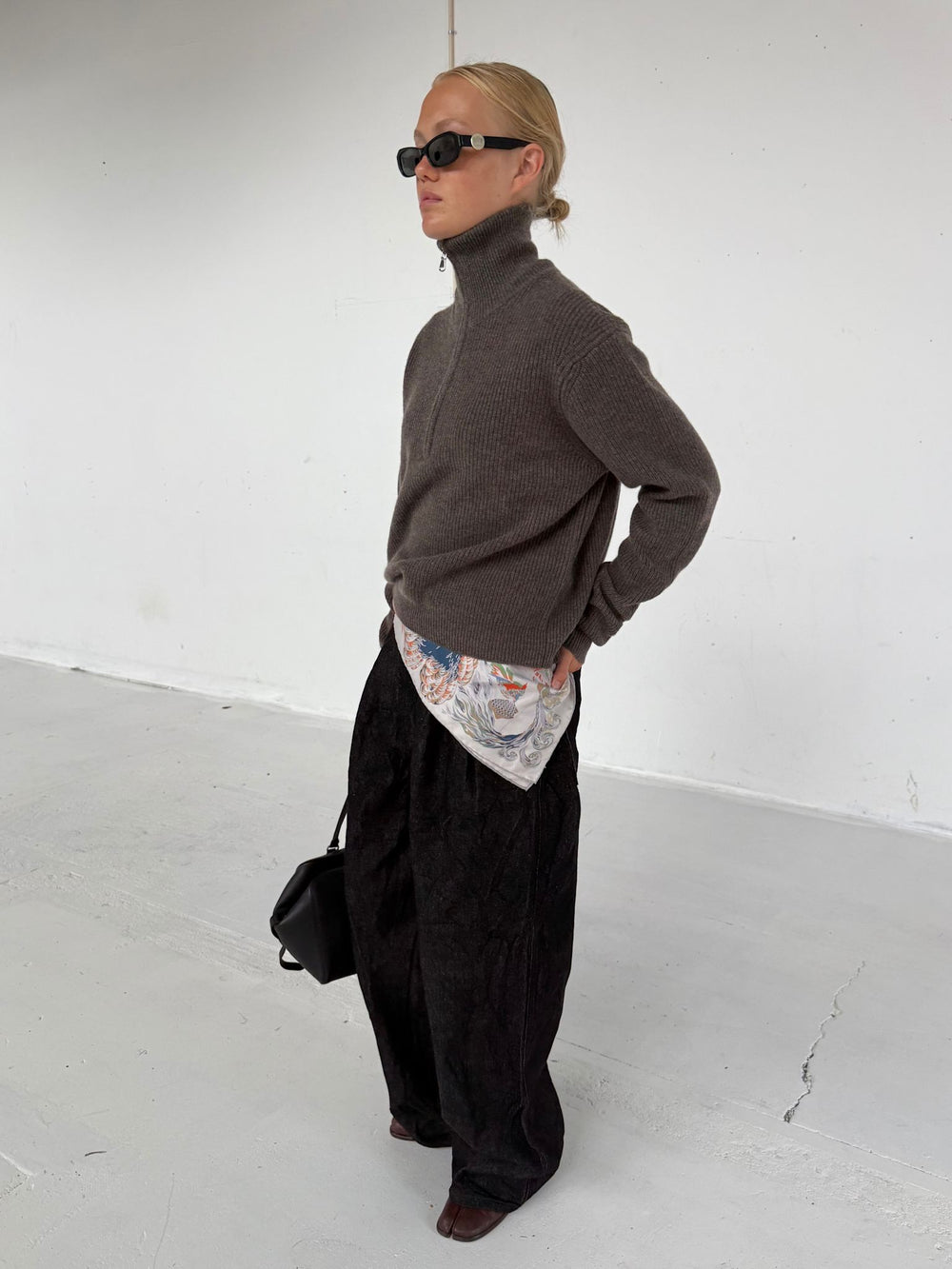 MEOTINE striktrøje med høj hals, perfekt til en stilfuld og komfortabel hverdagslook.