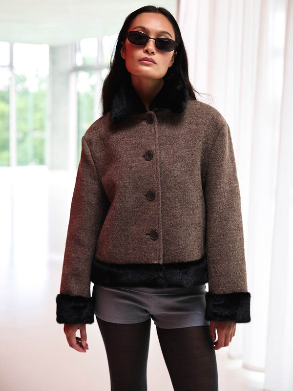 Brun uldjakke med faux fur detaljer og knaplukning, perfekt til en stilfuld MEOTINE look. Model bærer solbriller.