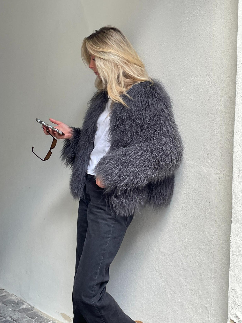 MEOTINE jakke i grå, fluffy design, perfekt til at holde varmen med stil.