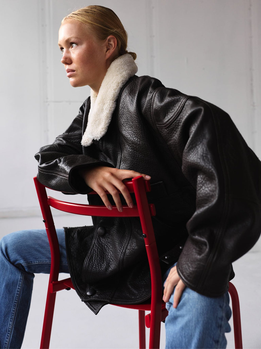 MEOTINE brun læderjakke med pelskrave, perfekt til en stilfuld og varm vinterlook.