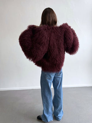 Løs, fluffy bordeaux sweater fra MEOTINE med store ærmer, bæres med jeans og giver et moderne, afslappet look.