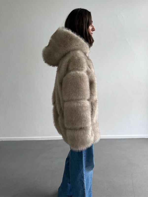 Lys beige MEOTINE jakke med pufærmer og hætte, der giver et moderne og stilfuldt look. Perfekt til kolde dage.