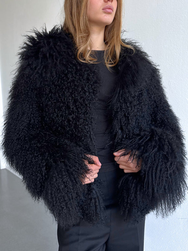 Sort, fluffy jakke med lange ærmer og løs pasform, perfekt til en trendy og varm stil. MEOTINE tilføjer elegance til dit outfit.