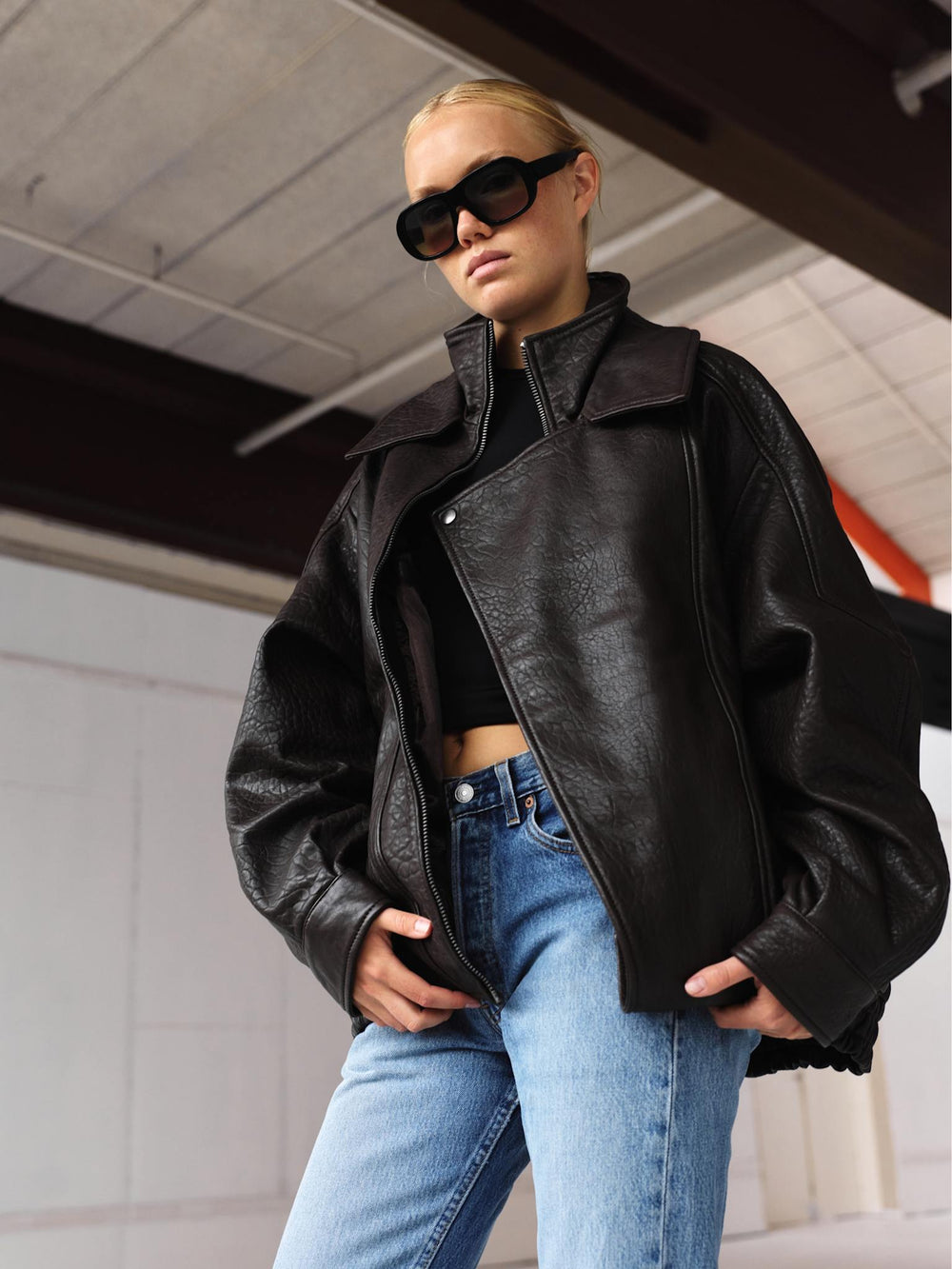 MEOTINE læderjakke med oversized pasform og moderne detaljer, perfekt til enhver lejlighed.