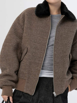 Brun bomberjakke med sort pelskrave, perfekt til efteråret. MEOTINE kombinerer stil og komfort i denne moderne jakke.