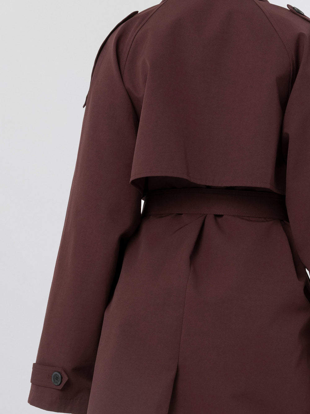 Lang, bordeauxfarvet trenchcoat fra MEOTINE med bælte og klassisk design. Perfekt til enhver lejlighed.