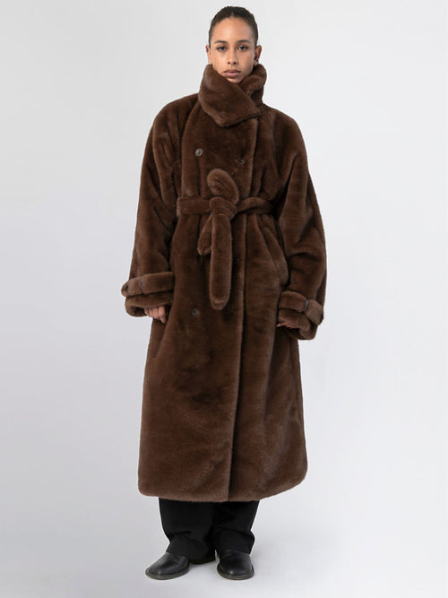 MEOTINE brun faux fur frakke med bælte, perfekt til varme og stilfulde vinterdage.
