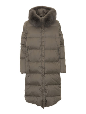 Lang, olivengrøn dunfrakke med pelskrave fra MEOTINE, perfekt til kolde dage og stilfuld beskyttelse mod vejret.