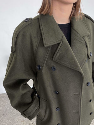Stilfuld olivengrøn frakke med dobbeltradet knaplukning, perfekt til efteråret. MEOTINE tilføjer elegance til din garderobe.