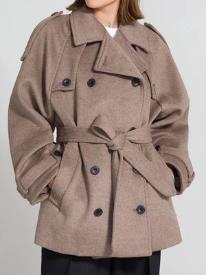 Brun, oversized frakke med bælte og store knapper, perfekt til efteråret. MEOTINE tilføjer stil og komfort til din garderobe.