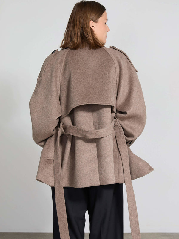 Elegant beige frakke fra MEOTINE med overskuddet design og bælte, set bagfra, perfekt til en stilfuld hverdag.