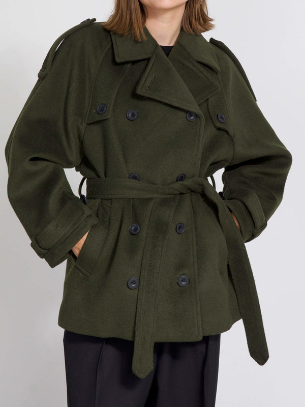 Grøn frakke med bælte og dobbeltknaplukning, perfekt til efteråret. Designet af MEOTINE for stil og komfort.