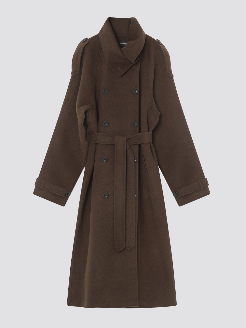 Brun trenchcoat med bælte og knapper, designet af MEOTINE, perfekt til en stilfuld og moderne garderobe.