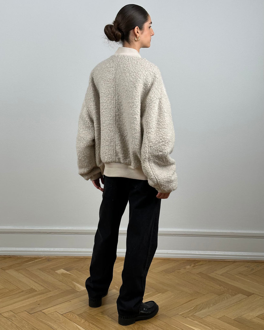 MEOTINE jakke i blød, fluffy kvalitet, perfekt til en stilfuld og komfortabel hverdagslook.