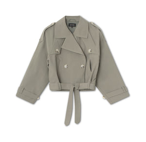 Klassisk grå trenchcoat med dobbeltradet knaplukning og bælte, perfekt til foråret fra MEOTINE.