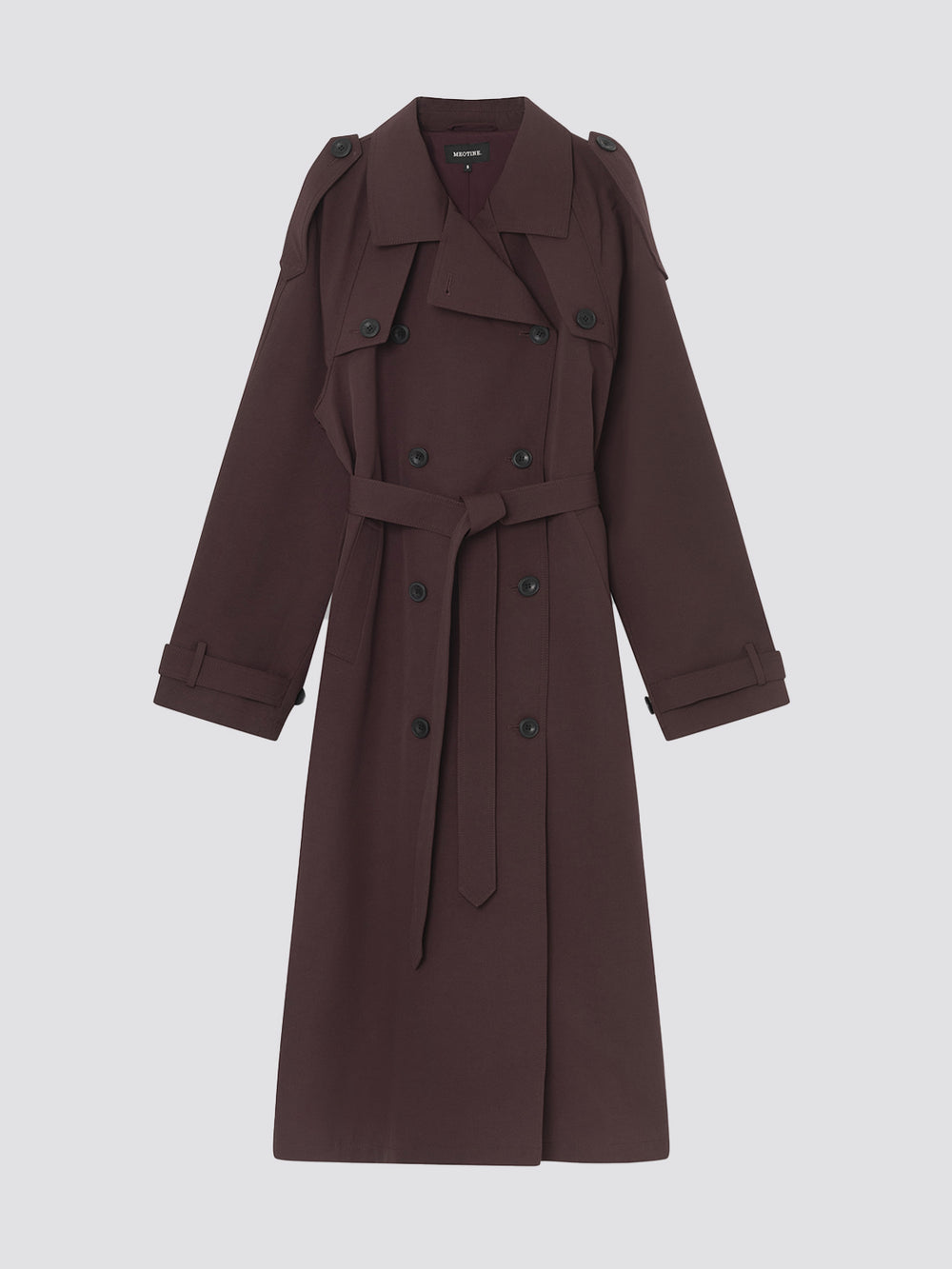 Elegant bordeaux trenchcoat med knapper og bælte, perfekt til enhver lejlighed. Designet af MEOTINE.