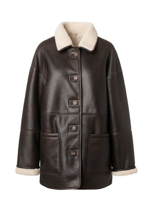 Læderjakke i mørkebrun med pelskrave og lommer, perfekt til en stilfuld og varm vinterlook fra MEOTINE.