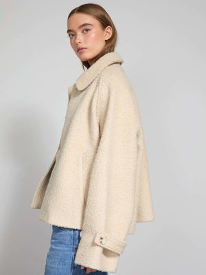 Beige jakke med løs pasform og store knapper, perfekt til en afslappet stil. MEOTINE tilføjer elegance til dit outfit.