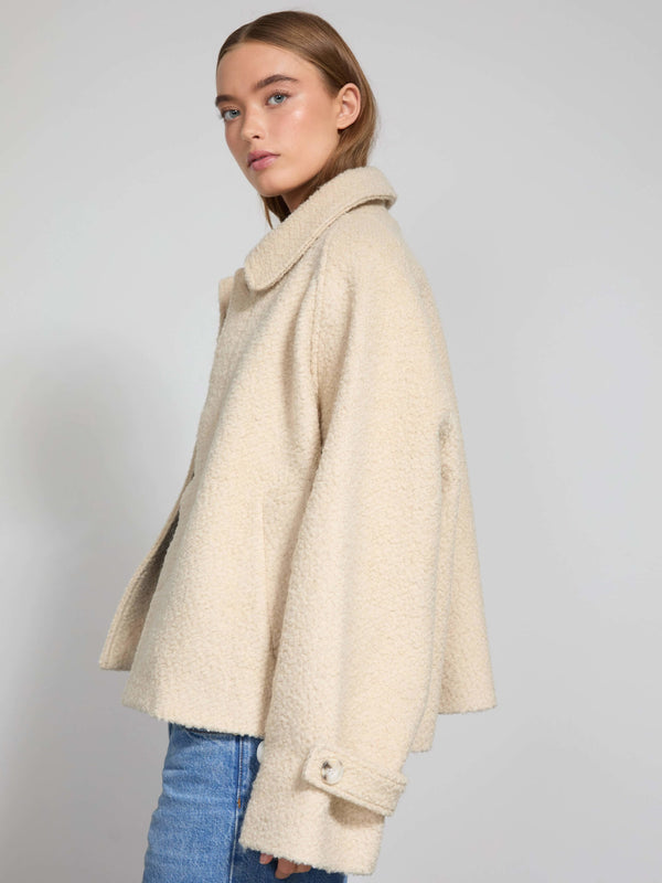 Beige jakke med løs pasform og store knapper, perfekt til en afslappet stil. MEOTINE tilføjer elegance til dit outfit.