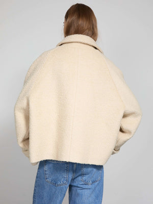 Lys beige jakke med oversized pasform og krave, perfekt til en afslappet stil. MEOTINE tilføjer et moderne touch.