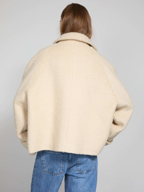 Lys beige jakke med oversized pasform og krave, perfekt til en afslappet stil. MEOTINE tilføjer et moderne touch.