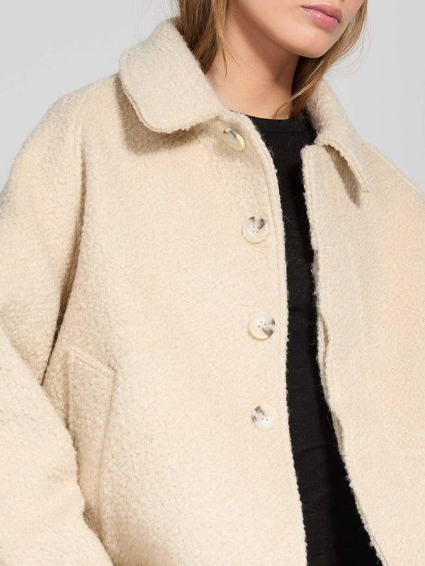 Lys beige jakke med knapper og krave, perfekt til efteråret. MEOTINE tilføjer stil og komfort til din garderobe.