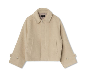 Beige jakke med en blød tekstur og store lommer, perfekt til efteråret. Designet af MEOTINE for stil og komfort.