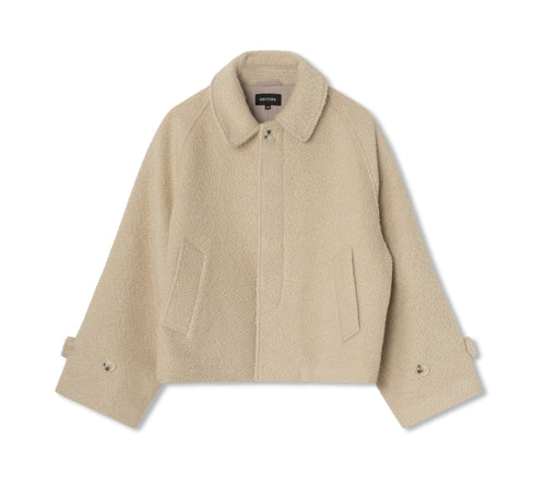 Beige jakke med en blød tekstur og store lommer, perfekt til efteråret. Designet af MEOTINE for stil og komfort.