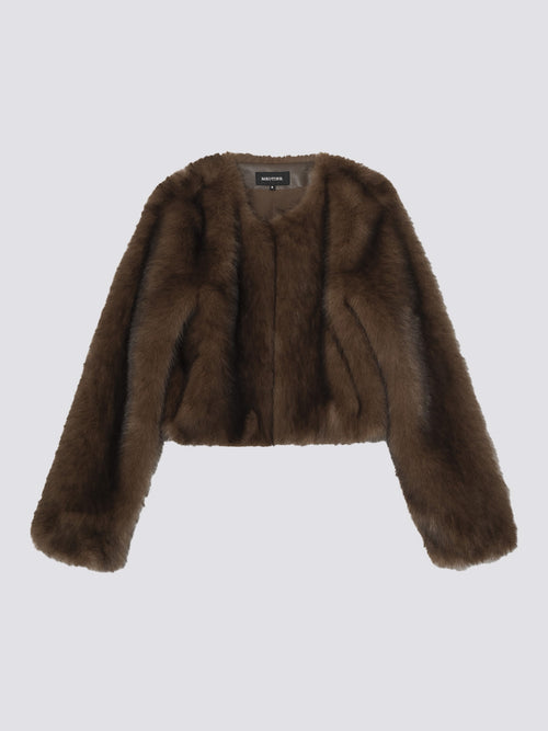 Brun, kort pelsjakke fra MEOTINE med bløde, fyldige ærmer og en elegant, moderne pasform. Perfekt til efteråret.
