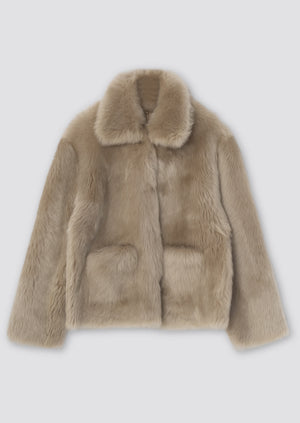 Lys beige faux fur jakke med krave og lommer, perfekt til en stilfuld og varm vinterlook fra MEOTINE.