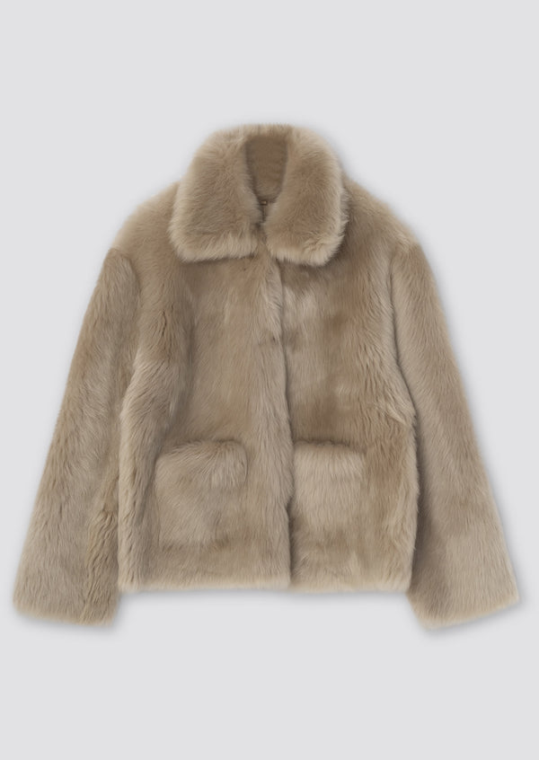 Lys beige faux fur jakke med krave og lommer, perfekt til en stilfuld og varm vinterlook fra MEOTINE.