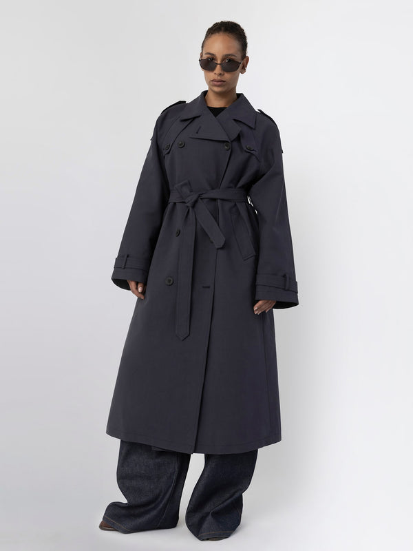 MEOTINE trenchcoat i mørkeblå, elegant og stilfuld, perfekt til enhver lejlighed.