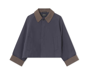 Klassisk navy jakke med brune detaljer og krave, perfekt til foråret. Designet af MEOTINE for stil og komfort.