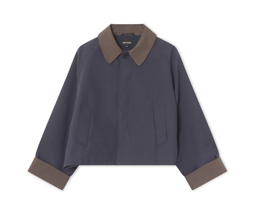 Klassisk navy jakke med brune detaljer og krave, perfekt til foråret. Designet af MEOTINE for stil og komfort.