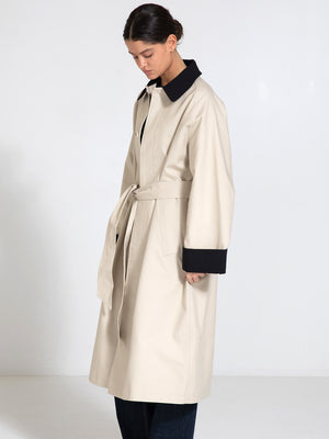 Elegant MEOTINE trenchcoat i beige med sort krave og bælte, perfekt til enhver lejlighed.