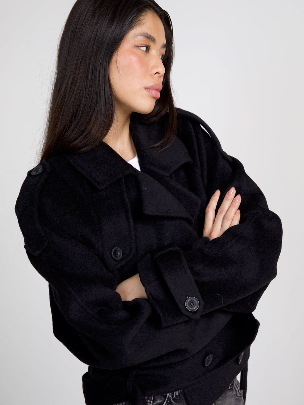 MEOTINE jakke i sort med oversize pasform og klassisk design, perfekt til enhver lejlighed.