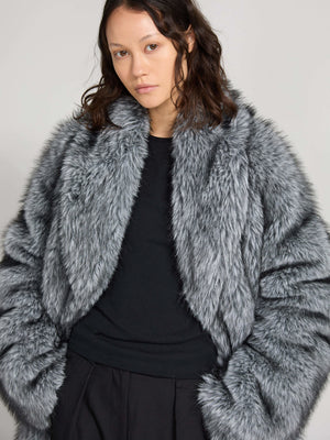 Grå faux fur jakke fra MEOTINE, med en afslappet pasform og bløde detaljer, perfekt til kolde dage.