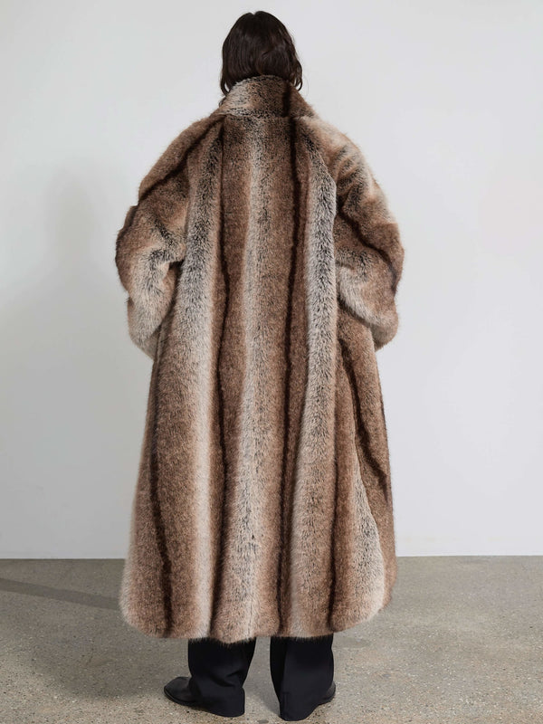 Luksuriøs MEOTINE frakke i blød faux fur med striber, perfekt til kolde dage. Bagview med elegant silhuet.