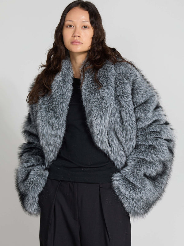 Grå, fluffy jakke fra MEOTINE, med bredde og bløde ærmer, der giver et elegant og moderne look. Perfekt til kolde dage.